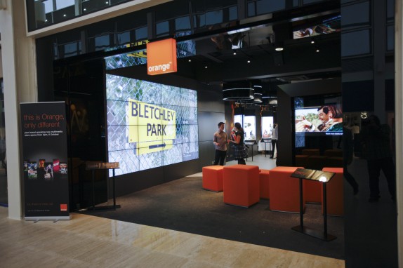 Orange UK launches new store that sells Motorola DEXT a day early
